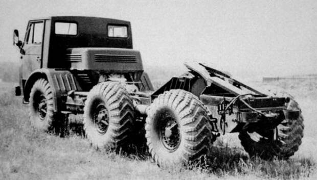 Опытный многоцелевой трехосный грузовик ЗИЛ-132ПБ 1976 года.  