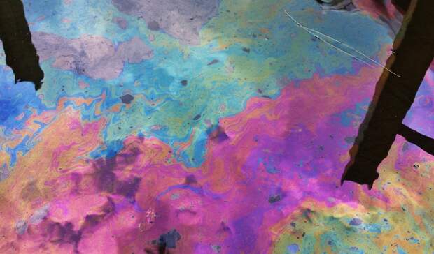 Полузатонувшее судно загрязняет озеро в Карелии нефтепродуктами