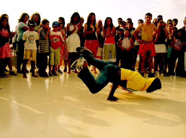 https://upload.wikimedia.org/wikipedia/commons/f/fc/B-boy_breakdancing.jpg