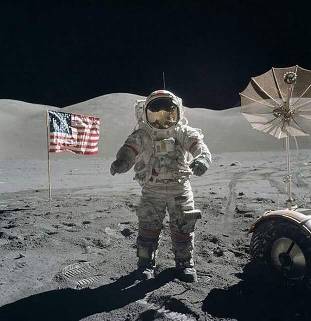 Это Юджин Сернан - человек, который последним ходил по Луне. 19 декабря 1972 год