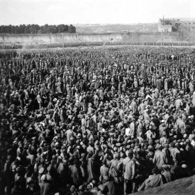 Уманская яма авг 1941 (глин. карьер с пленными)