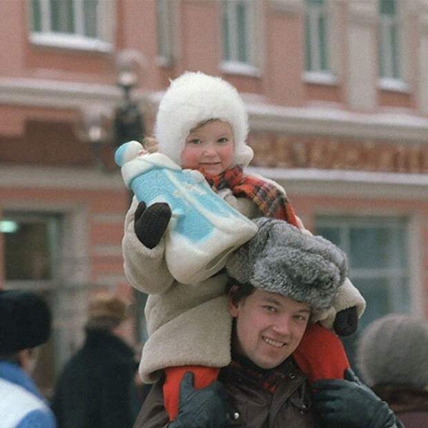 Папа с дочкой на елочном базаре накануне нового, 1986 года. А у вас был такой Дед Мороз? СССР, детство, ностальгия, подборка
