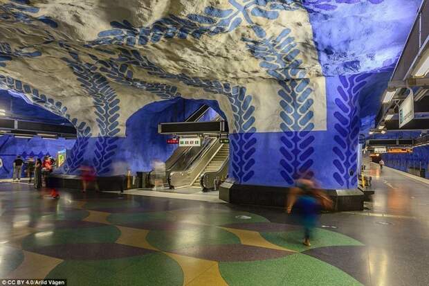 Вход на платформы на синей линии на станции T-Centralen галерея, метро, метрополитен, метрополитены мира, подземка, стокгольм, художественная выставка, швеция