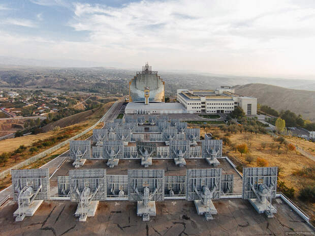 Солнечная печь в Узбекистане. Аналогичная установка есть во Франции.