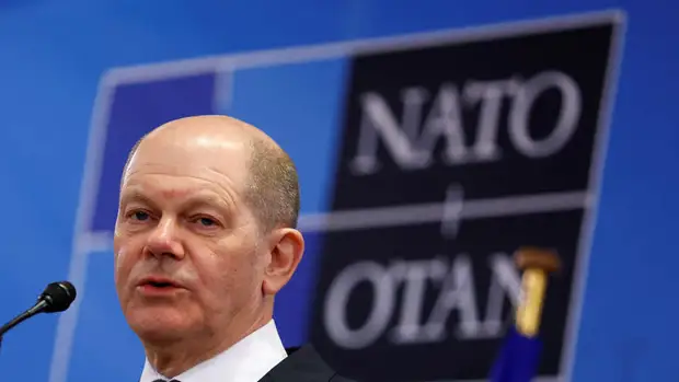 Протестующие против поставок оружия Украине пытались перекричать Шольца на выступлении