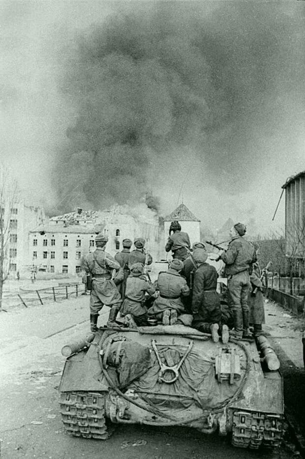 Советские солдаты на танке ИС-2 во время боев за Данциг (ныне Гданьск (Gdańsk) в составе Польши). Германия, март 1945 Бронетехника СССР, Великая Отечественная война, история