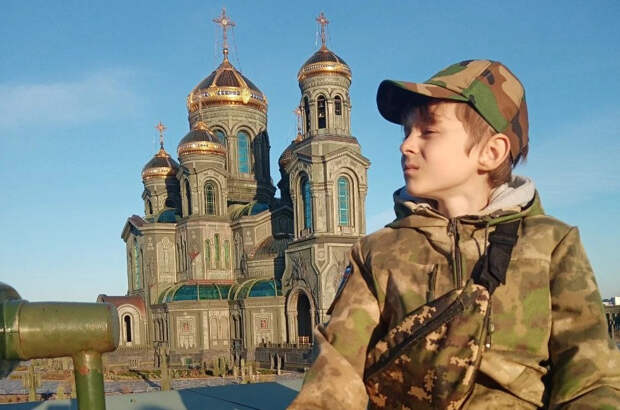 Русский школьник поборол рак и посвятил себя помощи фронту. Порыв объяснила мама: "Он знает, что такое больно"