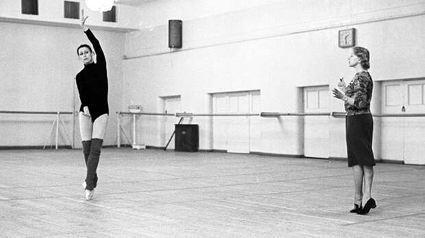 Галина Уланова репетирует с Майей Плисецкой/РИА Новост