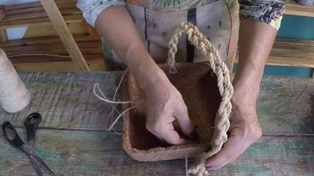 Невероятно, но даже из обыкновенных, дешёвых древесных опилок может получиться замечательный декор. Его вполне можно использовать и в качестве подарка!-7