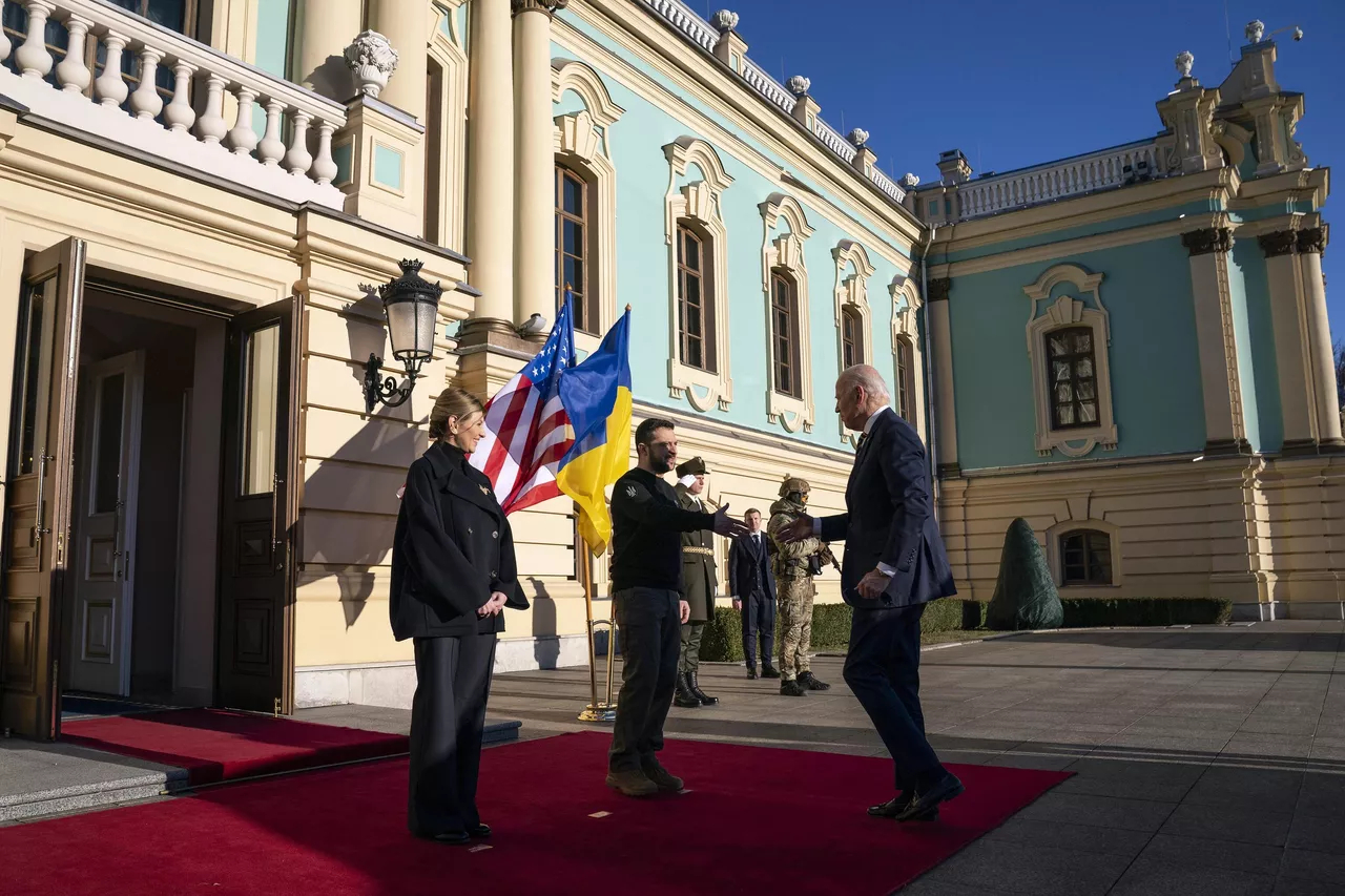 Владимир Зеленский и Джо Байден во время встречи в Киеве. © AP Photo / Evan Vuc