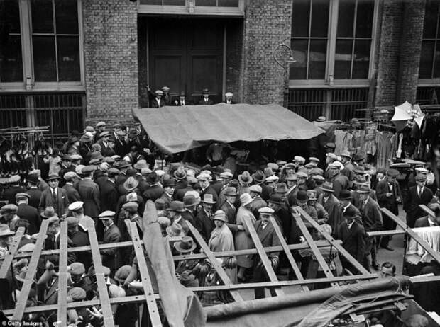 Воскресные толпы на рынке Уайтчепел в августе 1927 года 20 век, архивные снимки, городские истории, лондон, начало века, старые фото, старые фотографии, черно-белое фото