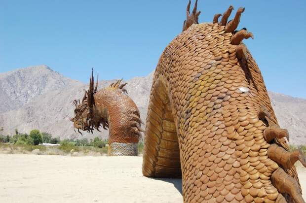 Скульптура гигантского водяного змея в пустыне Анза Боррего. Фото