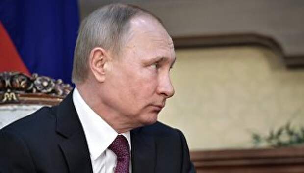 Президент РФ Владимир Путин во время беседы с президентом Киргизии Алмазбеком Атамбаевым в резиденции Ала-Арча в Бишкеке. 28 февраля 2017