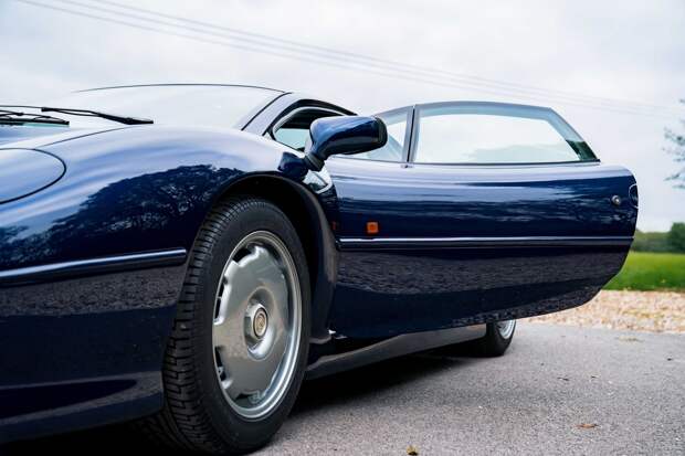 Один из самых красивых автомобилей Jaguar XJ220 1993 года