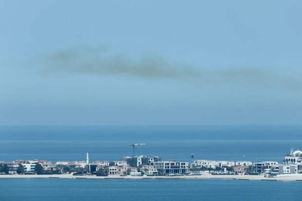 В небе остался дым после взрыва в Катаре