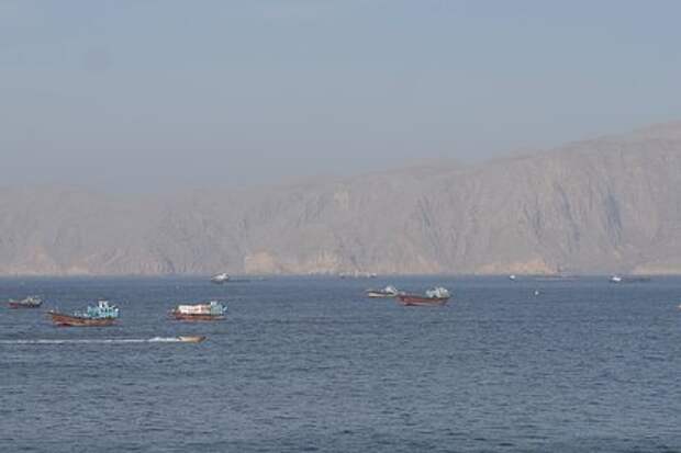 Контейнеровоз CMA CGM получил повреждения после предупредительных выстрелов в Ормузском проливе