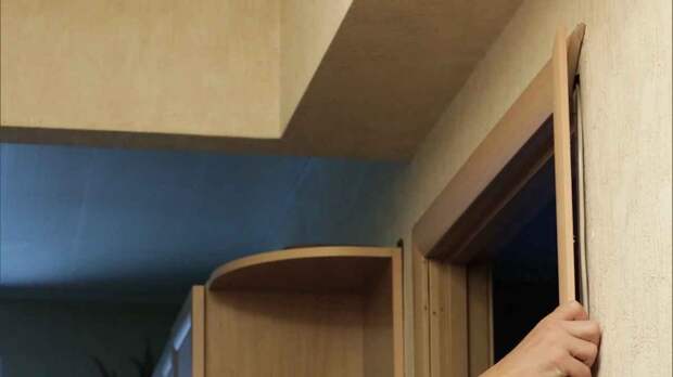 Как установить наличник на дверь