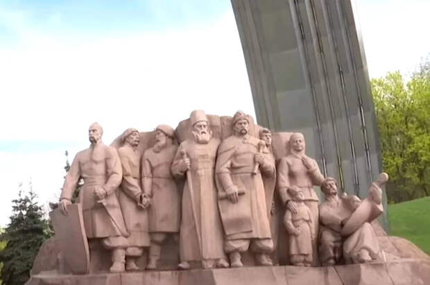 Украинцы в Киеве снесли сами себе памятник. С особым рвением выкорчевывали фигуру Богдана Хмельницкого.