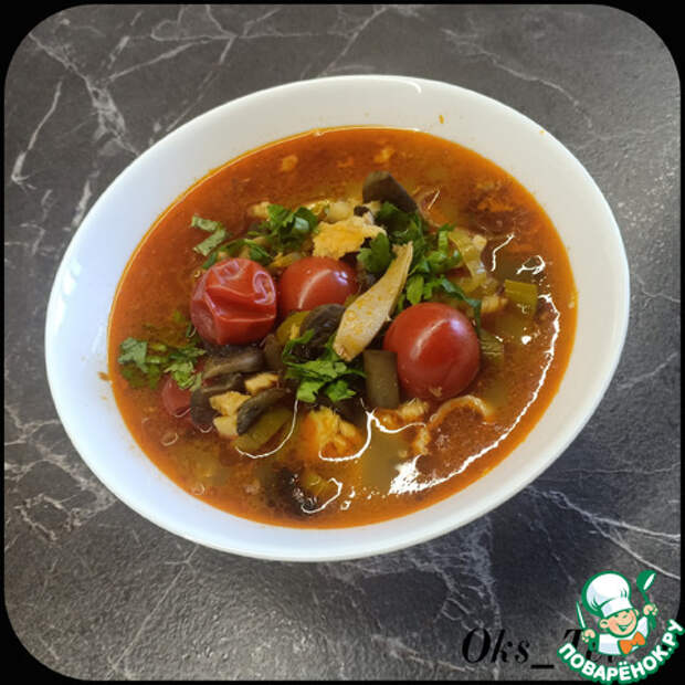 Том ям с рыбой и кальмарами