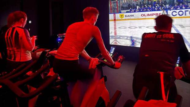 В Москве и Санкт-Петербурге организовали просмотр дерби СКА — ЦСКА на тренировках по сайклингу и гребле