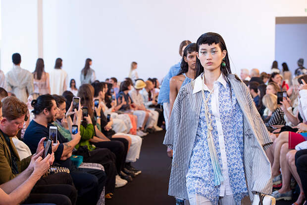 Показ Acne Studios в Париже, весна-лето 2020