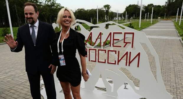 Памела Андерсон заинтриговала публику, намекнув на тёплые отношения с Владимиром Путиным