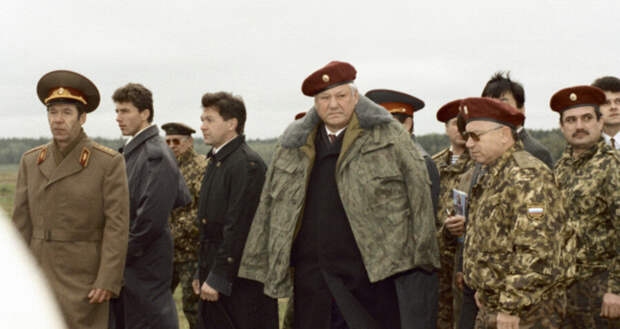 Борис Ельцин, как оказалось, не такой уж всенародно избранный, как пытаются показать его в "Ельцин центре", создавая безупречную альтернативную историю экс-президенту: скорее частично "проплаченный"-2