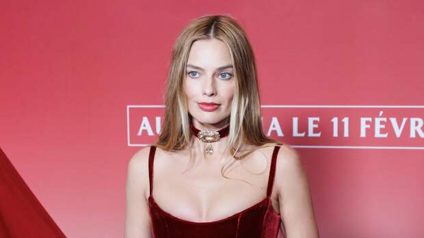 Актрису Марго Робби осудили за выход на публику в брюках с заниженной талией