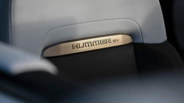 GMC Hummer EV показал себя как 1000-сильный, 350-мильный, быстро заряжающийся ЗВЕРЬ!