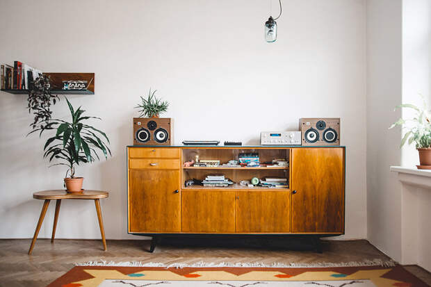 Заметьте, как цвет комода повторяется в  колористике ковра. Но на фоне белых стен все сморится довольно гармонично