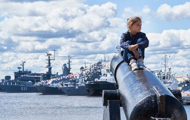 В Кронштадт прибывают корабли для участия в Главном военно-морском параде