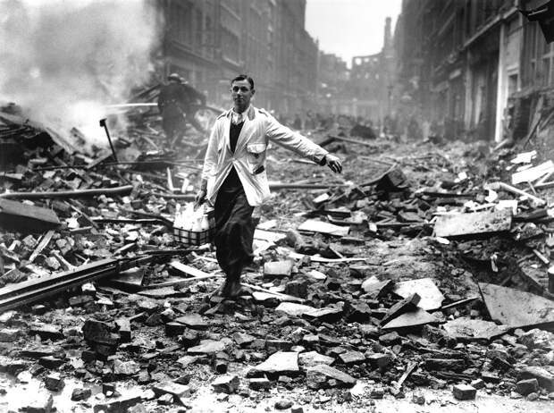 Британский молочник на улицах Лондона после немецкой бомбардировки, 9 октября 1940 года.