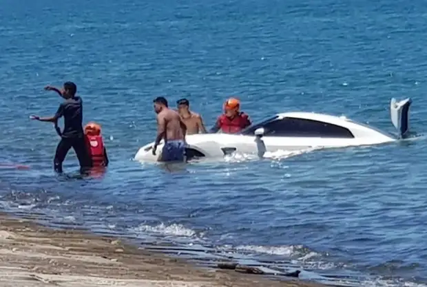 Видео: Nissan GT-R ушёл под воду из-за невнимательности владельца