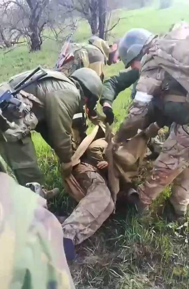 «Держись, Володя, всё будет хорошо»: российские военные 2 км несли раненого украинского солдата для оказания медпомощи