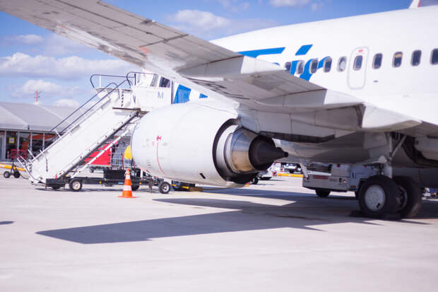 Самолет с пассажирами на борту выкатился за пределы ВПП в аэропорту Диксона