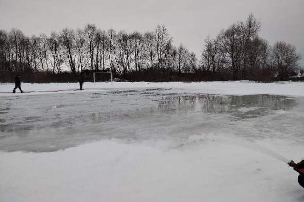В Тамбове начали заливать самый крупный уличный каток за Тезиковым мостом
