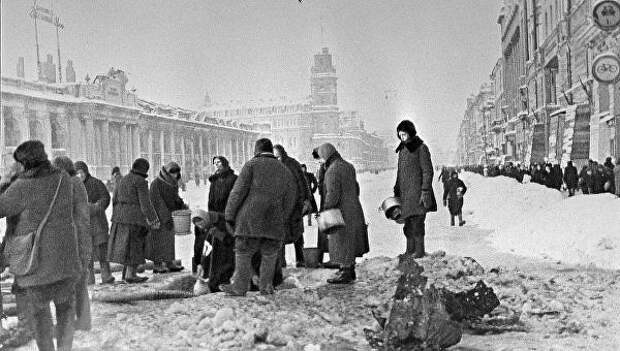 Жители Ленинграда в очереди за водой Жители Ленинграда в очереди за водой