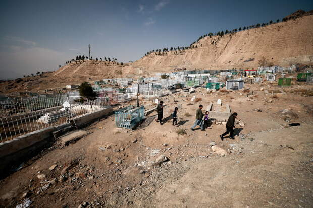 Блогер описал кладбище Афганистана словами «мертвые борются с живыми за место под солнцем»