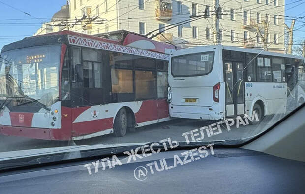 Улица Октябрьская в Туле встала в пробке из-за ДТП