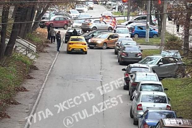 На улице Халтурина в Туле столкнулись три легковых автомобиля