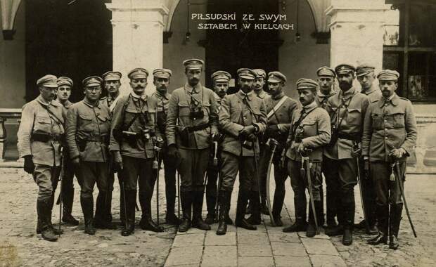 Юзеф Пилсудский и его «легионеры». Пока еще — на службе Австро-Венгрии.