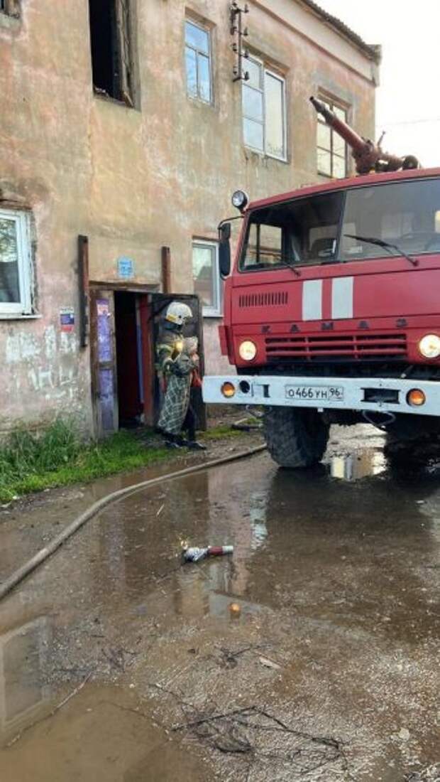 Пожар в Невьянске уничтожил крышу двухэтажного жилого дома