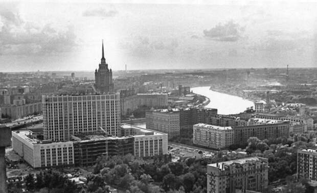 Строительство Белого дома. Автор Наум Грановский, 1970-е