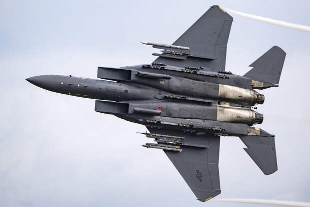 В США заявили о начале переброски истребителей на Ближний Восток