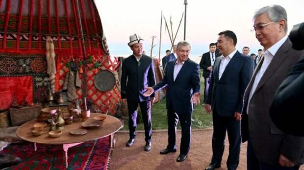 Токаев, Мирзиеев и Жапаров посетили этнокультурный комплекс на Иссык-Куле
