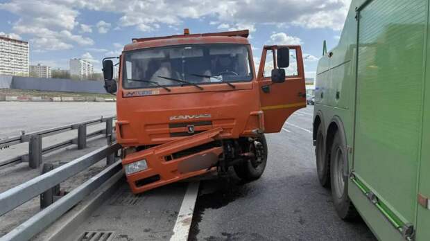 Грузовик с перевесом в 15 тонн стал участником ДТП на МКАД