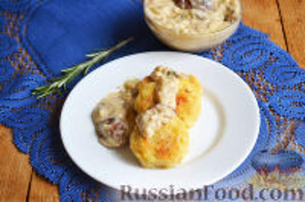 Фото к рецепту: Картофельные котлеты с грибным соусом