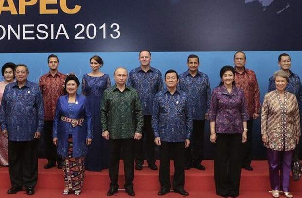5. Участники форума на Бали (Индонезия), 2013 год. Расшитая рубашка идеально сочетается с классическим низом Саммит, интересно, национальные костюмы, президент, путин, фото