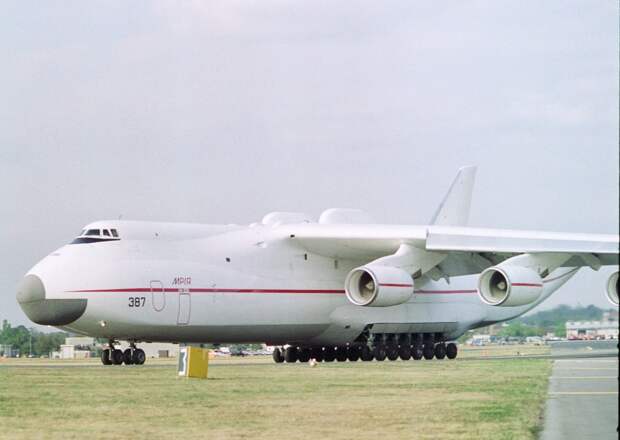 An-225_-_September_90_-_Farnborough_(5).jpg An-225_-_September_90_-_Farnborough_(5).jpg