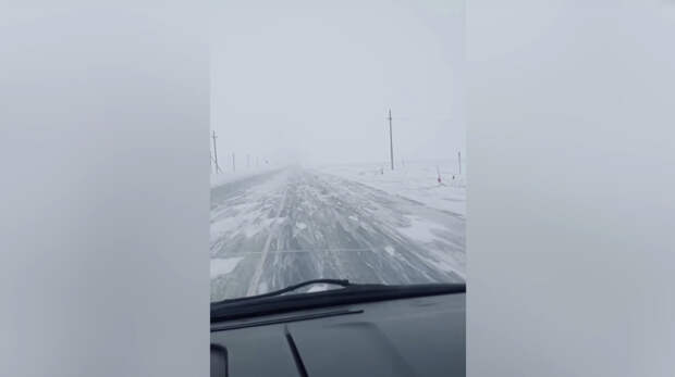 Уральский снегопад привёл к транспортному коллапсу и авариям на трассах